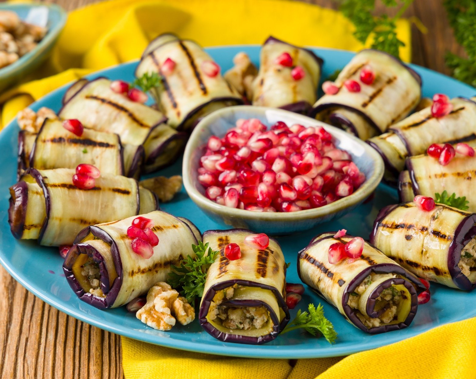 Рулетики из баклажанов: 20 рецептов горячих и холодных блюд