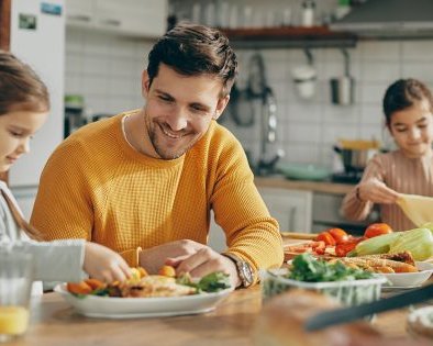 Тоска от конфет, эйфория после бананов. Как еда влияет на настроение и какие продукты добавить в меню