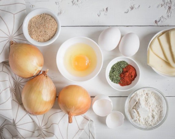 Полезная закуска: запечённый с сыром «цветок» из лука