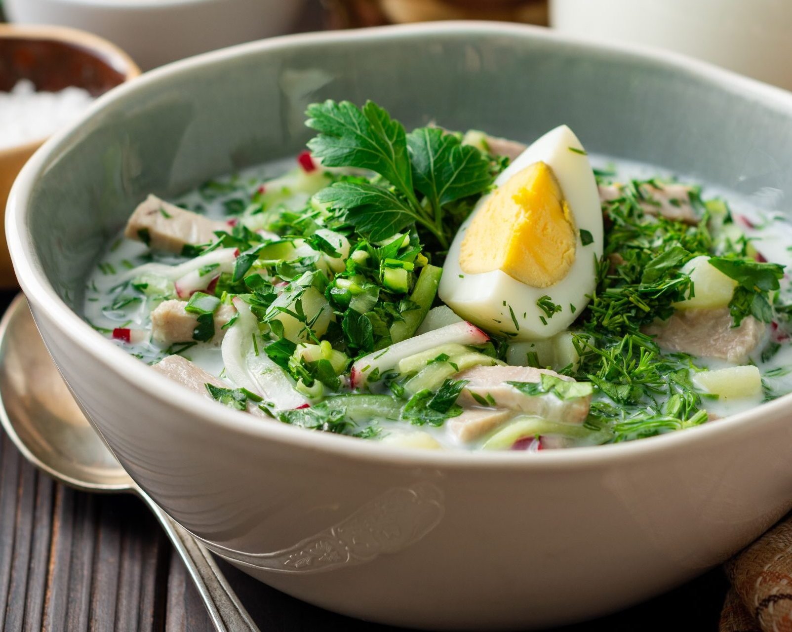 10 холодных супов с огурцами, яйцами, курицей и не только