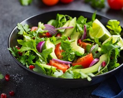 15 ярких салатов с авокадо для тех, кто любит вкусно поесть