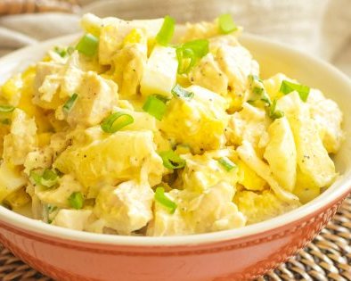 15 салатов с копчёной курицей, которые точно понравятся