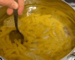 Как и сколько варить макароны, чтобы они не слипались