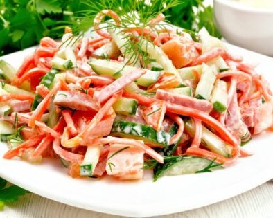 5 салатов с колбасой, которые готовятся максимум 10 минут