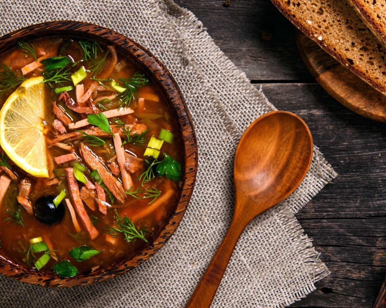 10 горячих и холодных супов с колбасой